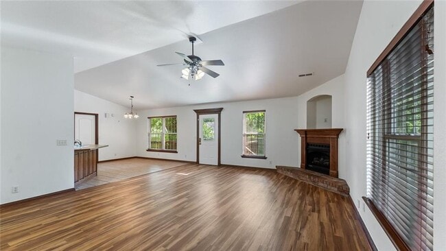 Building Photo - 1135 N Vista Pl