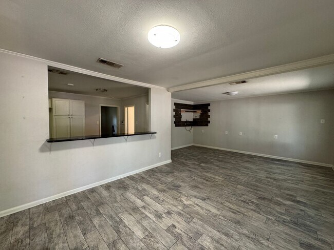 Foto del edificio - HALF OFF First Full Month's Rent!!!! Close...