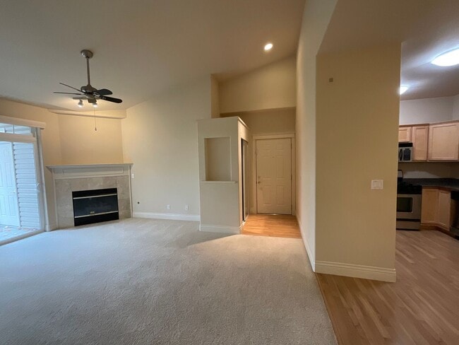 Building Photo - 2 bed, 2 bath Condo in Cordata - December ...