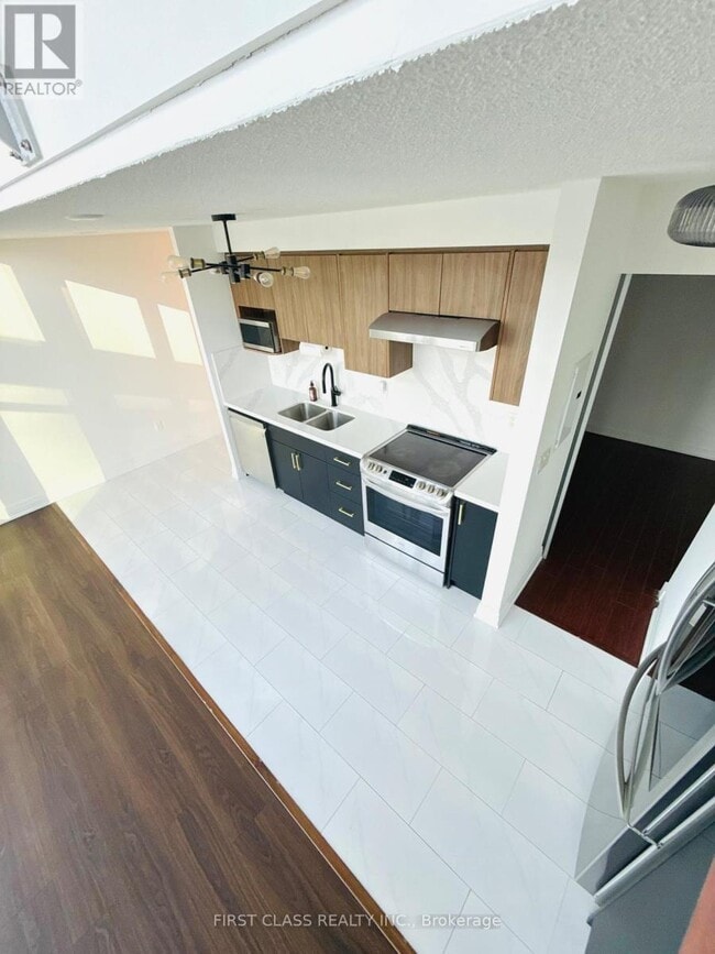 Building Photo - 15 Fort York Blvd