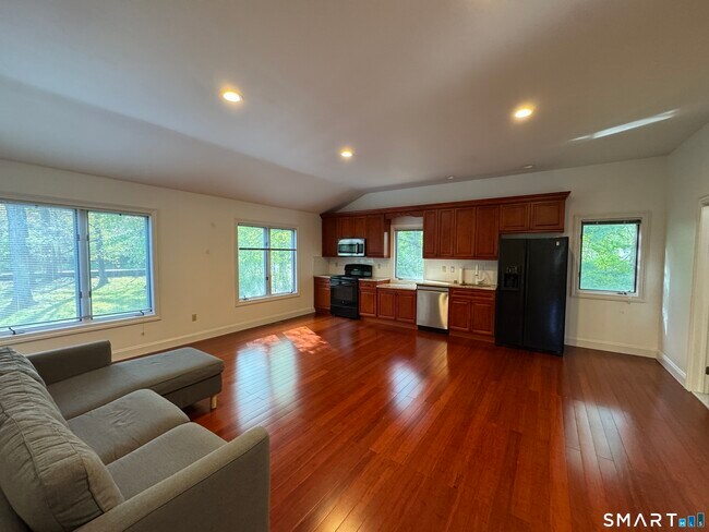 Foto del edificio - 108 Comstock Hill Ave