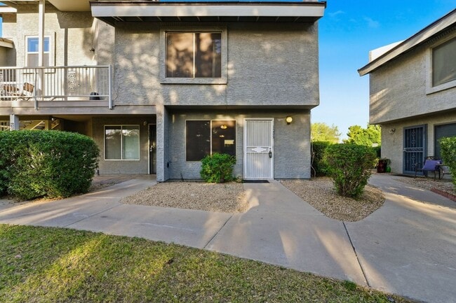 Building Photo - Beautifully maintained 3-bedroom, 2.5-bath Condo in the heart of Phoenix!