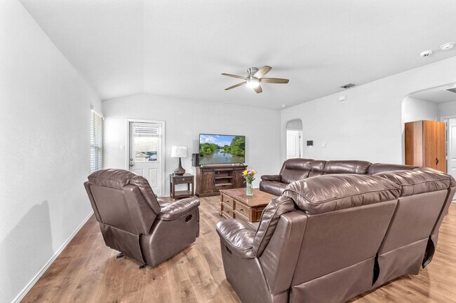 Building Photo - 3-BEDROOM SINGLE STORY HOME IN KENDALL BRO...