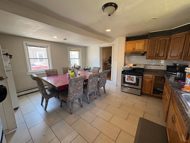 Building Photo - Large 5 Bedroom 2 Bathroom Single Family H...