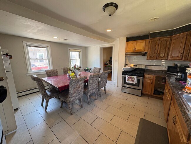Foto del edificio - Large 5 Bedroom 2 Bathroom Single Family H...