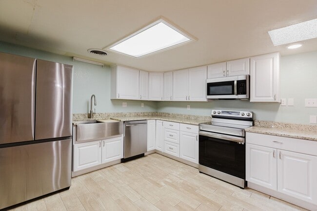Building Photo - 2 Bedroom, 2 Bath Townhouse