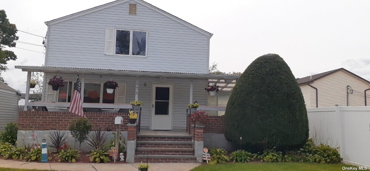 175 Centre Ave, Lindenhurst, NY 11757 House Rental in Lindenhurst, NY