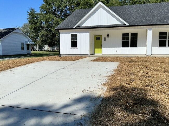 Building Photo - Stylish Selma New Construction!