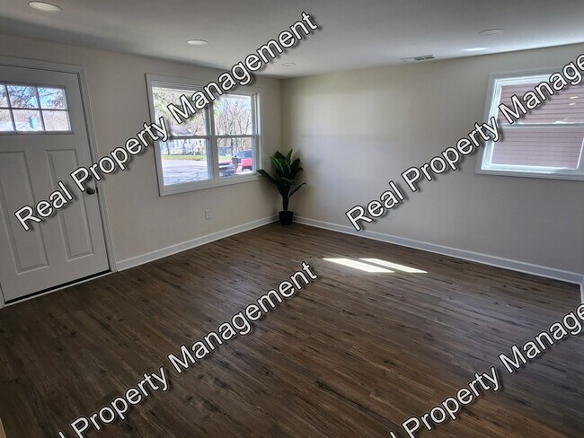 Foto del edificio - Updated Three Bedroom Ranch