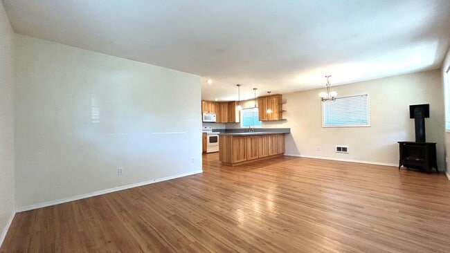 Building Photo - 206 6th St NE