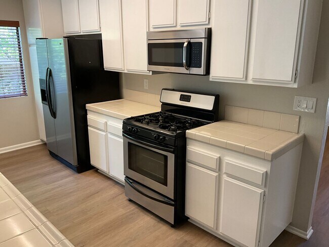 Foto del edificio - Lovely Single Story ~ 4 Bedroom 2 Bath Hom...