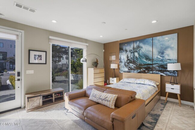 Building Photo - 2061 Rosecrans Ave