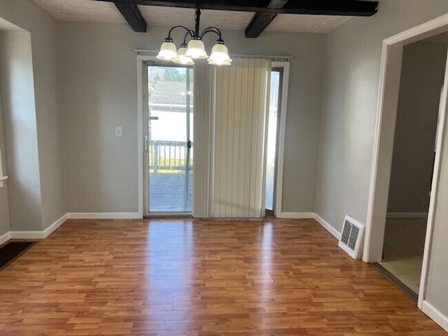Foto del edificio - 3BR South Akron Classic with Deck, 2-Car G...