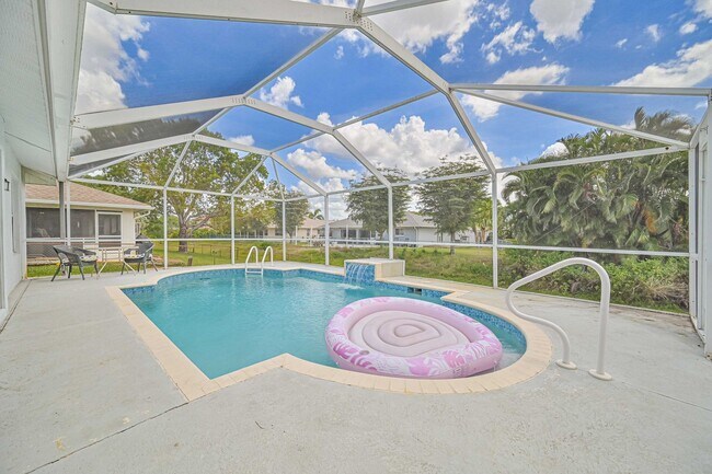 Building Photo - ** 3 bed + Den, 2 Bath.....POOL HOME in Sa...