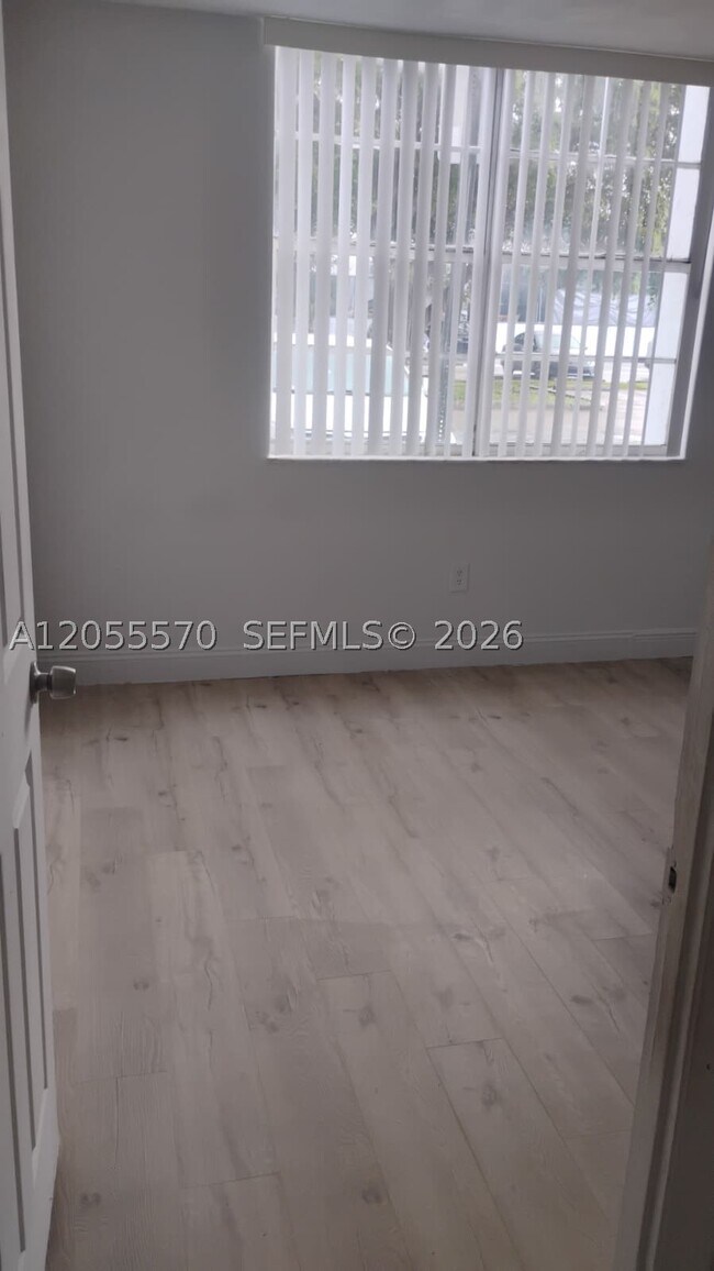 Foto del edificio - 486 NW 165th St