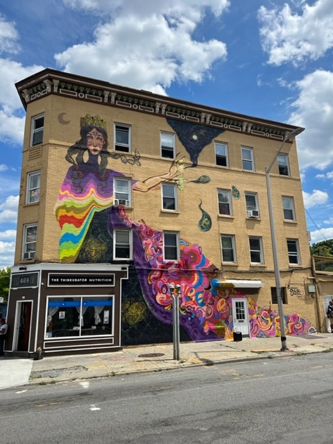 Popular de mural - The Queen Bee on Main