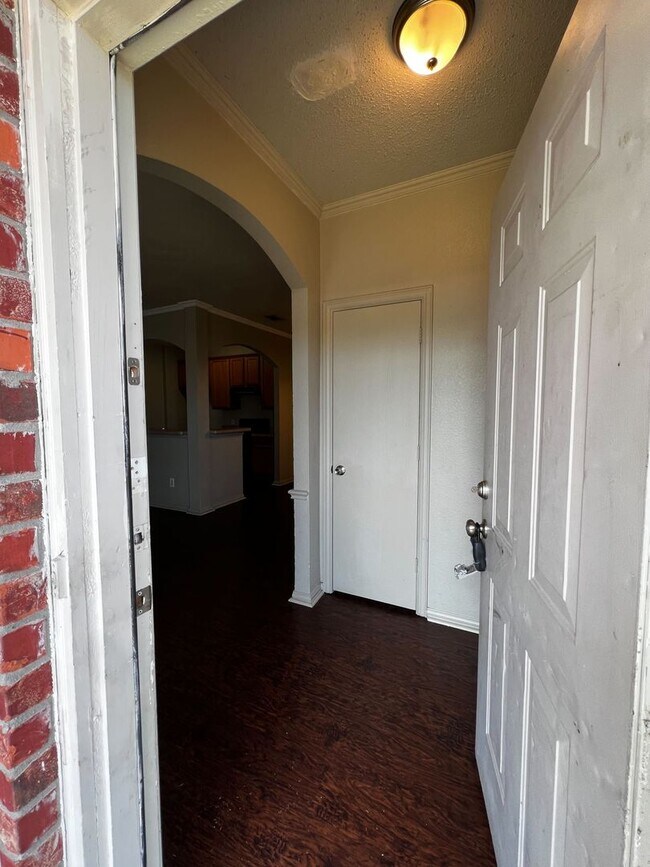 Building Photo - Awesome 4 bedroom ready NOW!