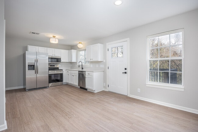 Building Photo - 3317B Niagara Dr