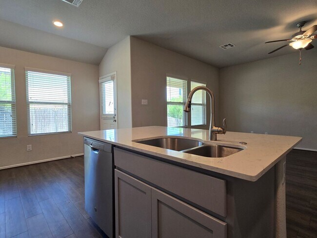 Foto del edificio - AVAILABLE NOW!