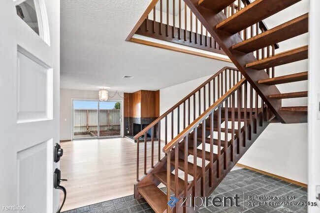 Building Photo - 3 br, 2.5 bath House - 2655 Tyrone Court, ...