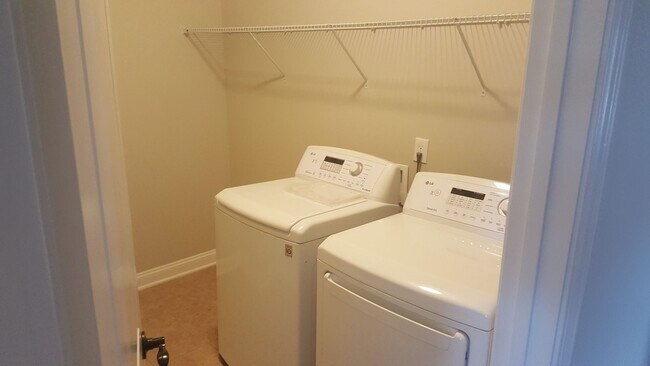 Foto del edificio - Georgous Full brick townhome in Coveted co...