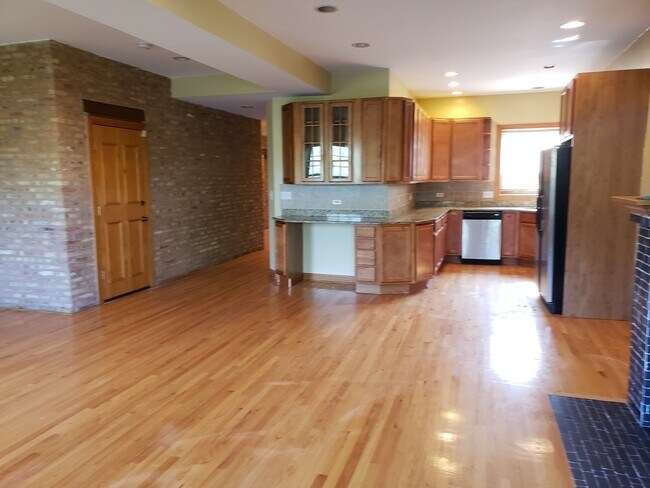 Building Photo - 5336 S Prairie Ave