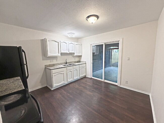 Foto del edificio - 5215 Village Haven