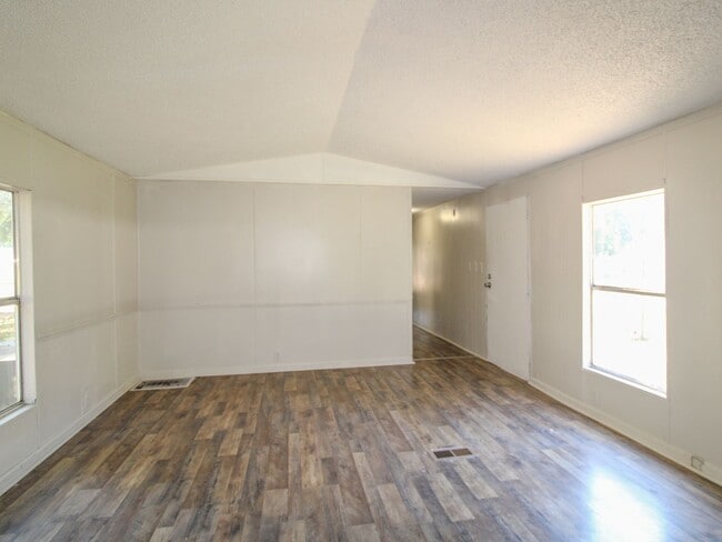 Building Photo - Beautifully Updated 3BR/2BA Trailer in Mus...