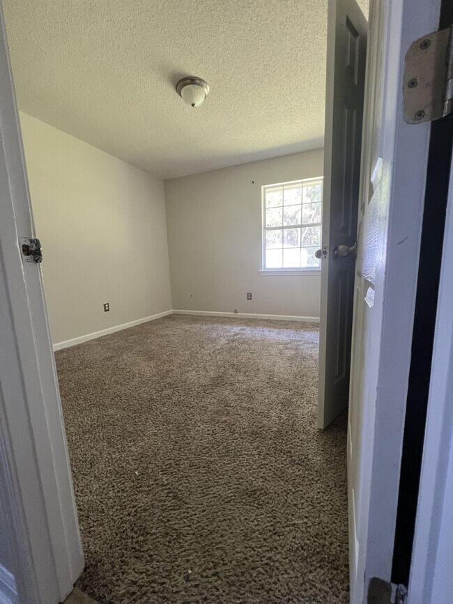 Building Photo - 857 Lyndsi Ln