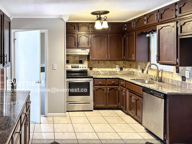 Foto del edificio - 2902 Tall Tree Ln