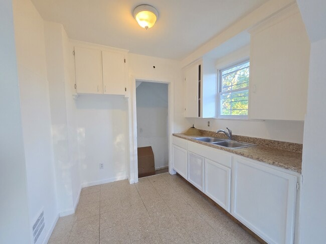 Building Photo - 16740 Stahelin Ave