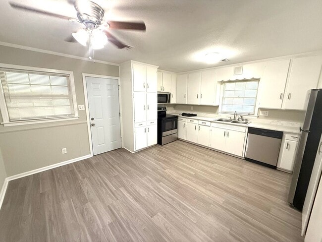 Building Photo - **5 Bedroom 3 bath located in Forest Hills...