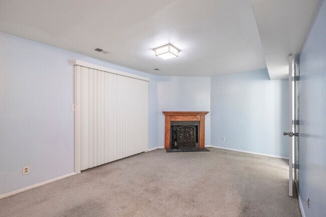 Building Photo - Lovely 3 BR/2 BA Townhome in Pasadena!
