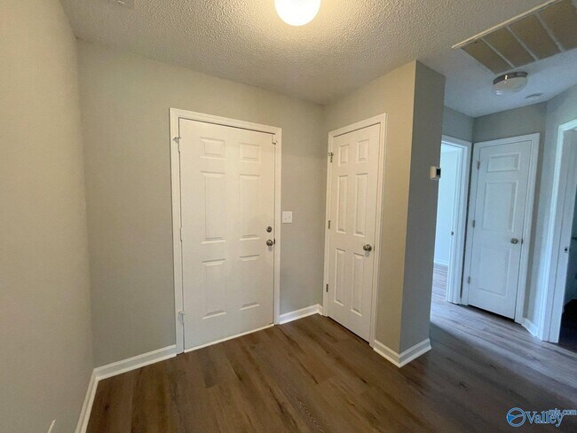 Building Photo - 100 Brook Glen Dr