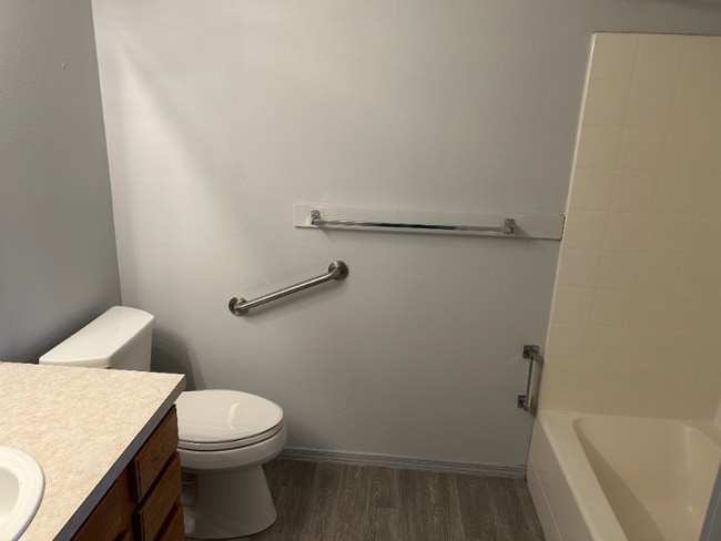 Building Photo - 607 Meadowbrook Dr