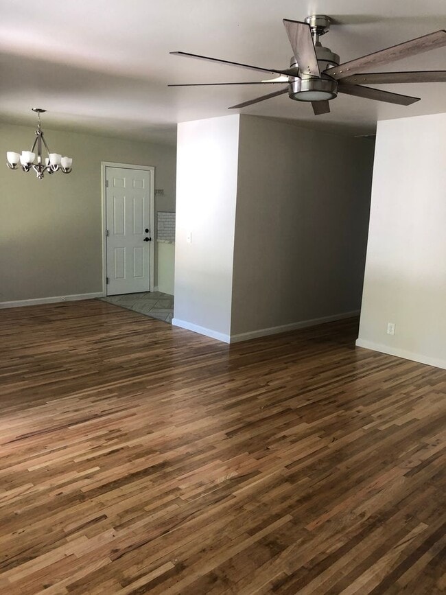 Foto del edificio - 5553 Elm Ln