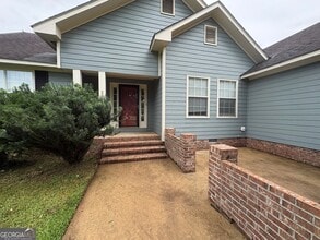 Building Photo - 219 Fairway Dr