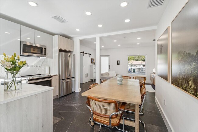 Foto del edificio - 990 SW 11th St