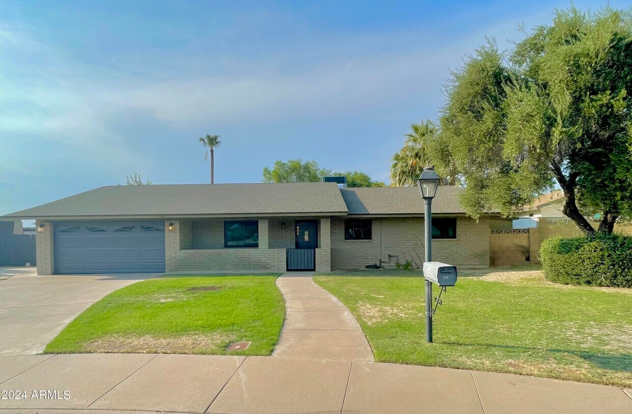 Foto principal - 602 E Meadow Ln