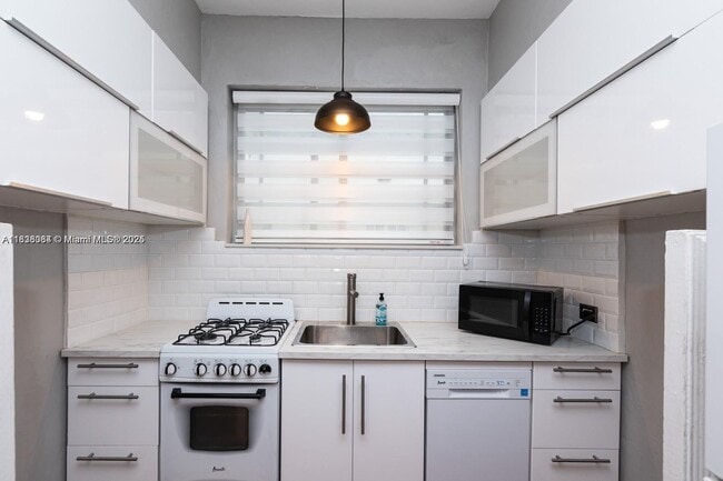 Building Photo - 635 12th St