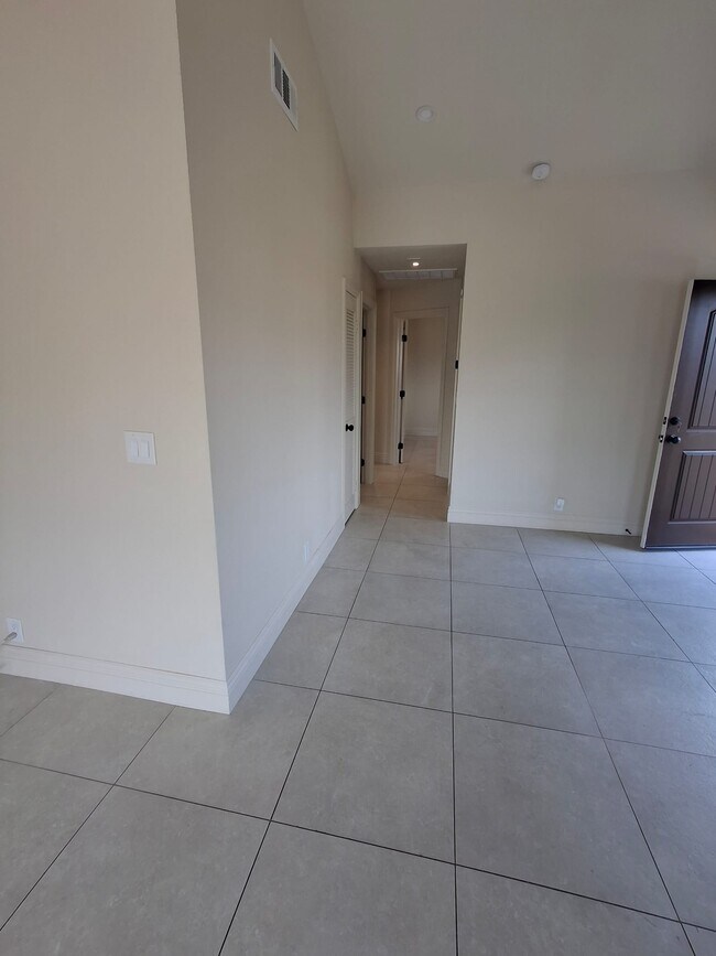 Foto del edificio - 13025 Roselle Ave