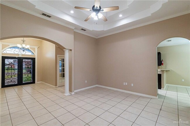 Building Photo - 824 Pine Lake Cir
