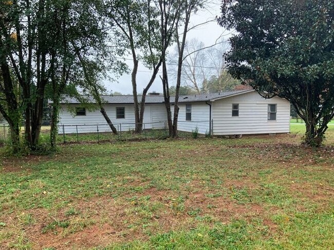 Building Photo - 115 Pine Tree Rd