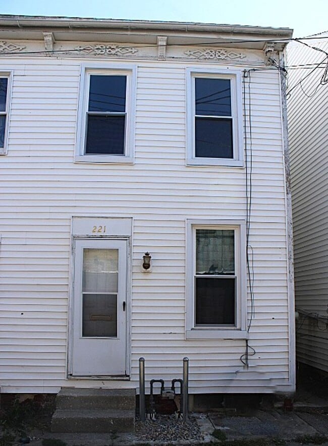 Building Photo - 221 Susquehanna Ave