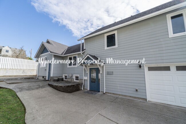 Building Photo - Beautifully Remodeled 2 bedroom in convenient location, private balcony, over sized garage, A/C a...