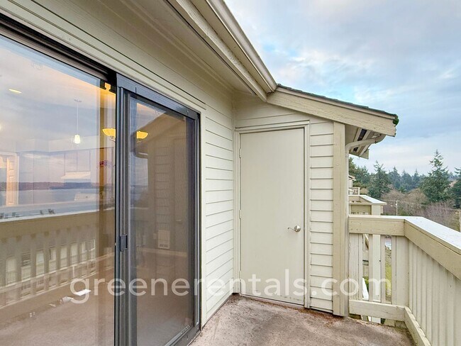 Foto del edificio - 2BR/1.5BA 3rd Floor Condo Overlooking Sinclair Inlet