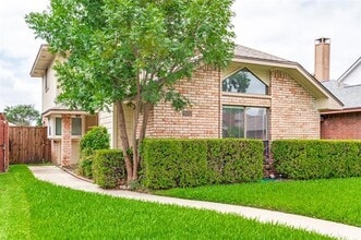 Building Photo - 2032 Greenview Dr