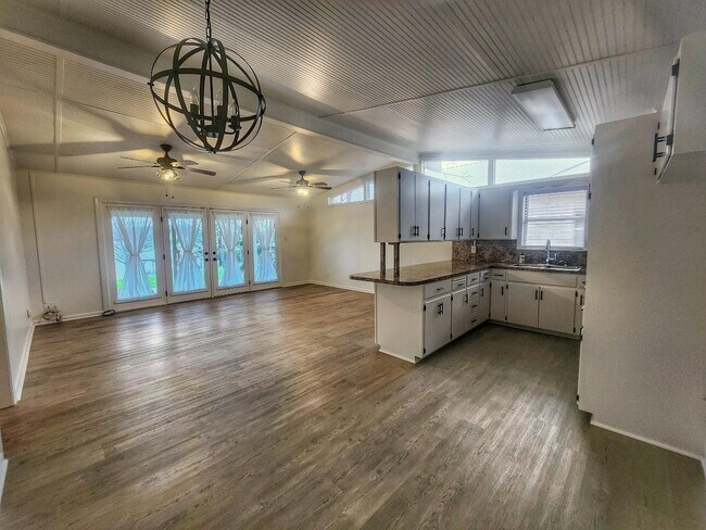 Foto del edificio - 1800 Bluebonnet Ln