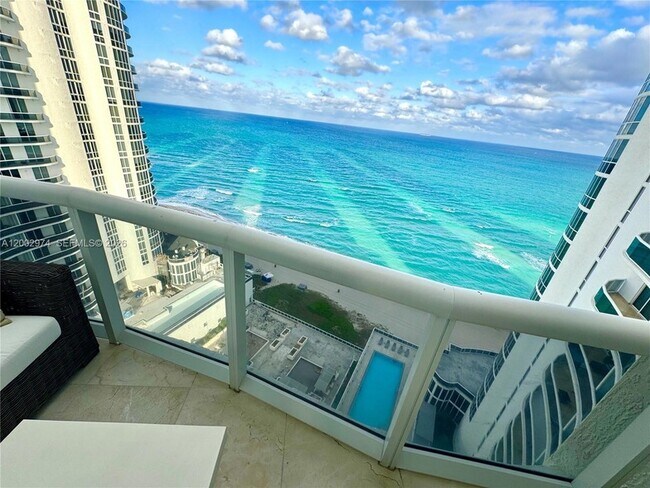 Foto del edificio - 15901 Collins Ave