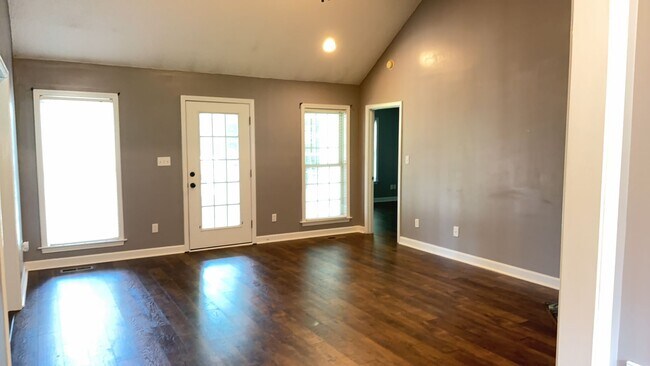 Building Photo - Beautiful 3 bedroom 2 bathroom house in gr...